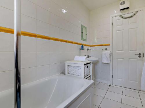Kylpyhuone majoituspaikassa 2 Bed in Perranporth WHHOU