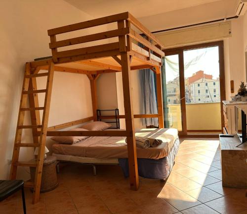 2 łóżka piętrowe w pokoju z oknem w obiekcie Casa Silvia w mieście La Maddalena