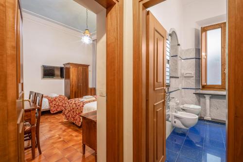 W pokoju znajduje się łazienka z umywalką i toaletą. w obiekcie Hotel City we Florencji