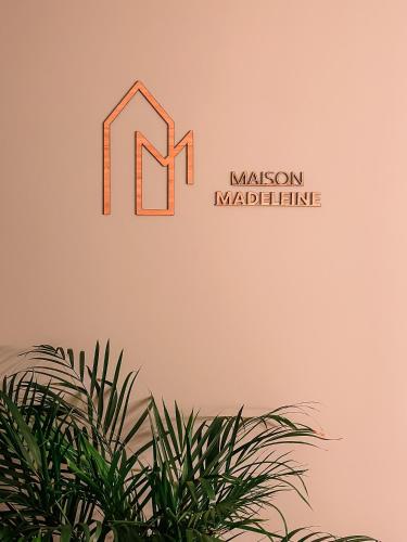 a logo for a malcolm malcolm mandibleline at Vakantiehuis Maison Madeleine centrum Ieper in Ypres