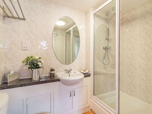 biała łazienka z umywalką i prysznicem w obiekcie 2 Bed in Bury St Edmunds OXBAR w mieście Market Weston