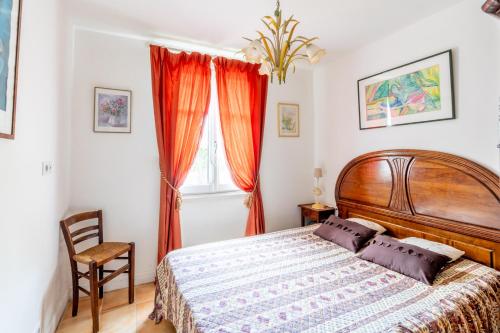1 dormitorio con 1 cama, 1 silla y 1 ventana en Gite de la Maison du Gabelou, en La Barre-de-Monts