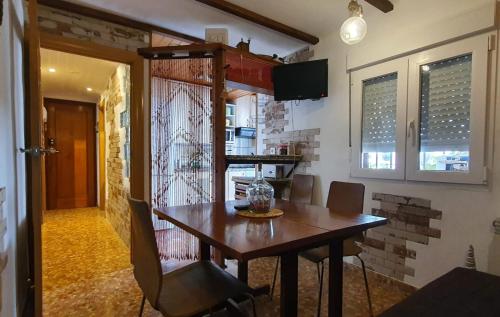 comedor con mesa de madera y sillas en Apartamento El Mundo como Destino - cerca Estadio Cartuja, en Sevilla