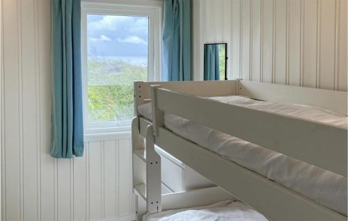 斯塔萬的住宿－3 Bedroom Nice Home In Stavern，一间卧室配有双层床和窗户。