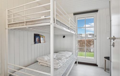 Cette chambre blanche comprend 2 lits superposés. dans l'établissement Awesome Home In Fredericia With Kitchen, à Fredericia