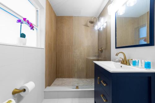 y baño con lavabo y ducha. en The Blue Parrot en Fort Lauderdale