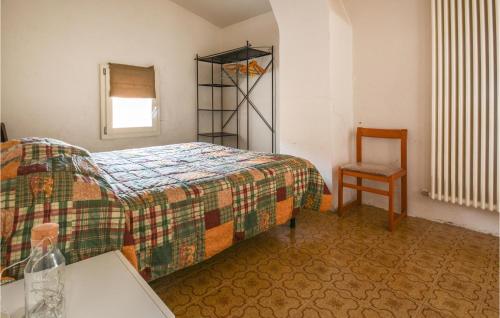 1 dormitorio con 1 cama y 1 silla en Pet Friendly Apartment In Marzabotto With House A Panoramic View, en Marzabotto