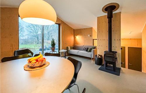 sala de estar con mesa y estufa de leña en 3 Bedroom Stunning Home In Spier, en Spier