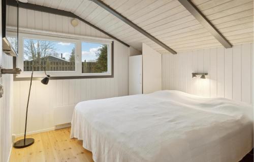 um quarto com uma cama branca e uma janela em Amazing Home In Vggerlse With Wifi em Bøtø By