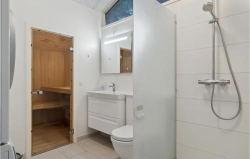 uma casa de banho com um WC e um chuveiro em Amazing Home In Vggerlse With Wifi em Bøtø By