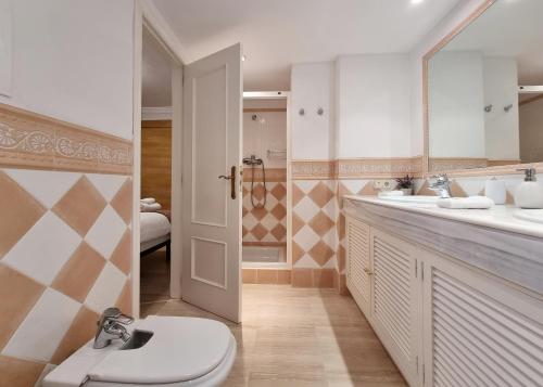 - Baño con 2 lavabos y aseo en Luxury Hacienda With sea views, en Marbella