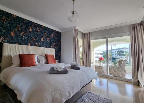 1 dormitorio con cama grande y ventana grande en Luxury Hacienda With sea views, en Marbella