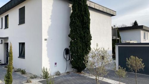 Ein Efeu wächst an der Seite eines weißen Hauses in der Unterkunft FerienWohnenamSee Appartements mit Whirlpool in Überlingen