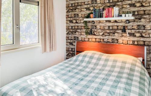 En eller flere senge i et værelse på Amazing Home In Molenschot With House Sea View