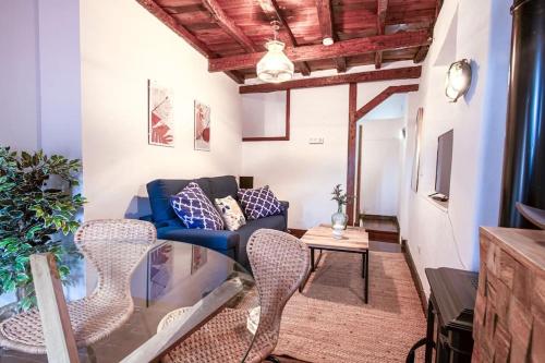 Una sala de estar con dos sillas y un sofá. en Beautiful house at the seaside, en Cudillero