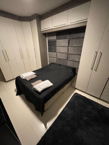 a small room with a bed and white cabinets at Casa Com Piscina Porto Maravilha in Rio de Janeiro