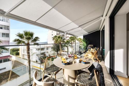 Stylish Modern Beachside Apartment with Pool & Seaview