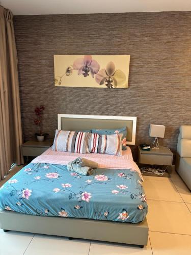 1 dormitorio con 1 cama con edredón azul en Evo Soho en Bandar Baru Bangi