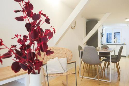 sala de estar con mesa, sillas y planta en Mulhouse En Douceur, Hypercentre de Mulhouse, en Mulhouse
