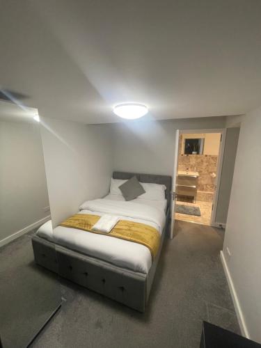 a small bedroom with a bed in a room at Beautiful en-suite bedroom in Ipswich