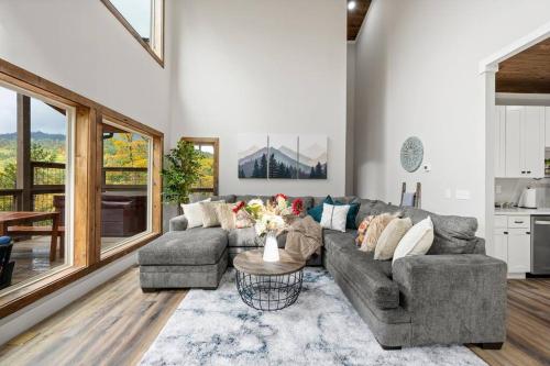Η κουζίνα ή μικρή κουζίνα στο Modern Chalet with Mountain Views in Gatlinburg TN