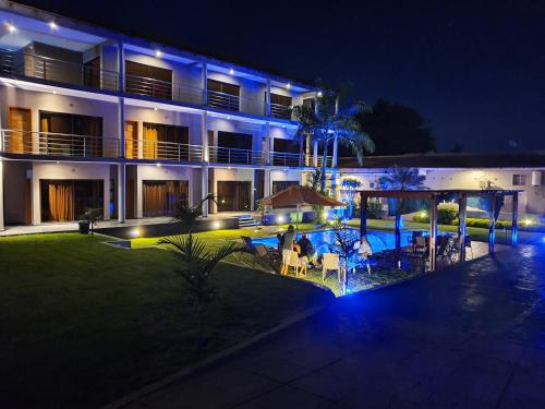 un edificio con piscina por la noche en HOTEL GANI, en Manjacaze