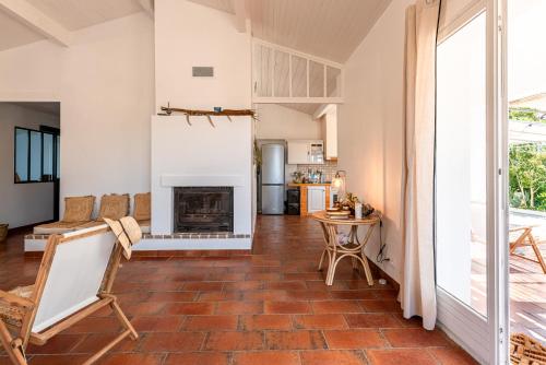 Il dispose d'une cuisine et d'un salon avec une cheminée. dans l'établissement Le Maquis, Véritable havre de paix sur les hauteurs d'Ajaccio, à Alata