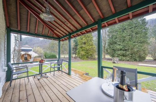エワイユにあるEcolodge du Moulinの木製デッキ(テーブル、椅子付)