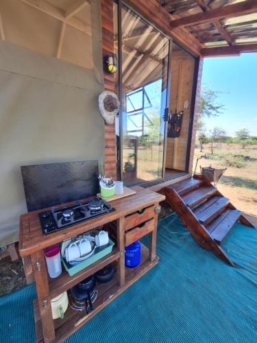 TV a/nebo společenská místnost v ubytování Thorn Tree Bush Camp