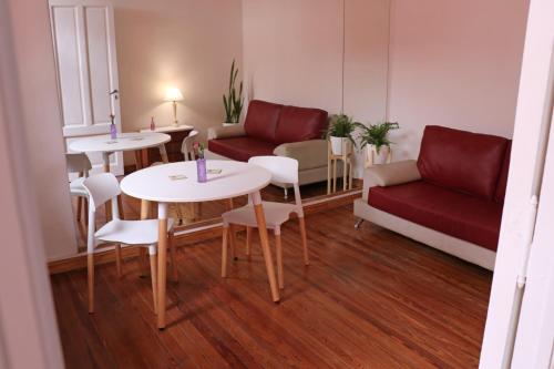 sala de estar con 2 mesas y sofá en Hermoso PH en Buenos Aires! en Buenos Aires