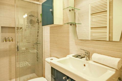 W łazience znajduje się umywalka, toaleta i prysznic. w obiekcie Can Camps Besalú Alojamiento con jardín privado w mieście Besalú