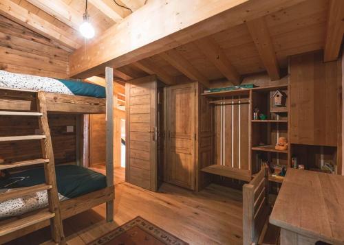 Zimmer mit 2 Etagenbetten in einer Hütte in der Unterkunft La Plagne Tarentaise : Chalet Mériers in La Plagne Tarentaise