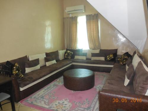 uma sala de estar com um sofá e uma mesa em Bel Appartement à Ifrane em Ifrane