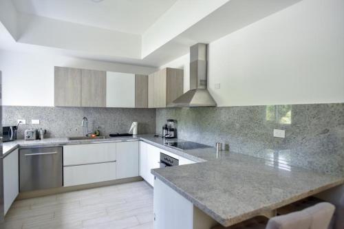 Kuchyň nebo kuchyňský kout v ubytování Hard Rock at Cana Pearl by Unwind Properties