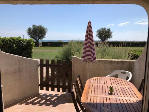 Direct sea access, patio, lawn, private parking Reservations Saturday to Saturday only