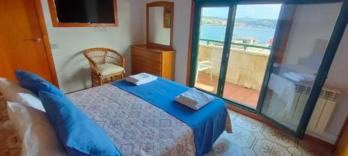 1 dormitorio con 1 cama y vistas al océano en O Mirador, en Combarro