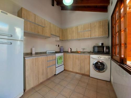 eine Küche mit einer Waschmaschine und einer Waschmaschine in der Unterkunft Rincon Sanmartiniano in Mendoza