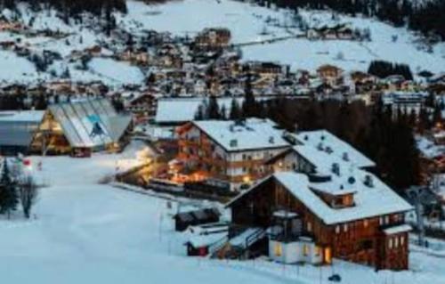 科爾瓦拉伊恩巴迪亞的住宿－Residence Miramonti Corvara，山上雪地中的滑雪小屋
