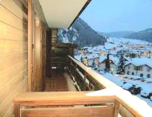 科爾瓦拉伊恩巴迪亞的住宿－Residence Miramonti Corvara，阳台享有雪覆盖的山脉美景。