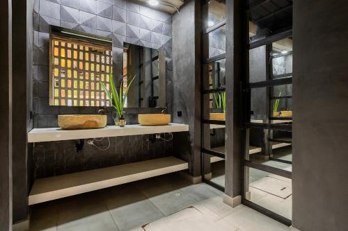 Un baño de Hotel Zelva Negra