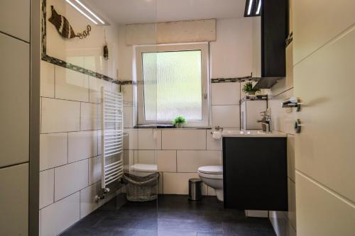 łazienka z toaletą, umywalką i oknem w obiekcie Sweet Six, Balkon, Netflix, Boxspringbetten, hochwertiges Bad w mieście Zell an der Mosel