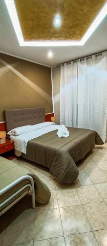 een slaapkamer met een groot bed in een kamer bij Hotel la Dolce Siesta Scafati-Pompei in Scafati