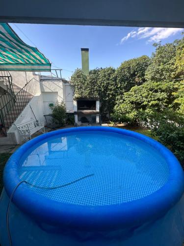 una gran piscina azul en un patio en CASA BOMBAL en Mendoza