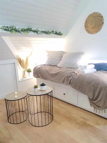 1 dormitorio con 1 cama grande y 2 mesas en Studio Coquet - Comme à la maison - Loïc Nantes, en Sautron