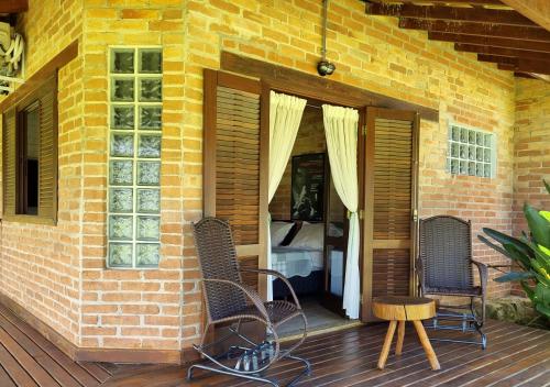 a patio with two chairs and a table on a porch at Contempla Joanópolis in Joanópolis