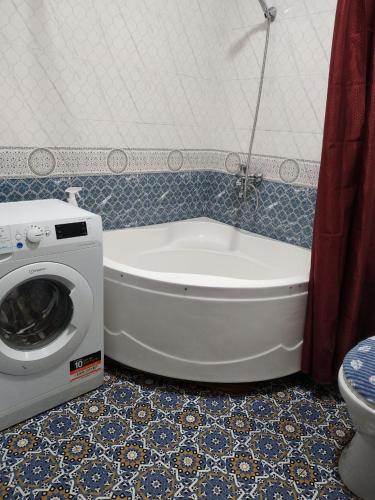 een badkamer met een wasmachine en een toilet bij Yunusobod kvartira. Medical center 
