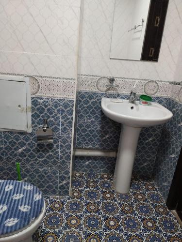 een badkamer met een wastafel en een toilet bij Yunusobod kvartira. Medical center 