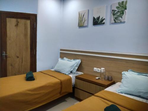 Кровать или кровати в номере Merendeng Hostel Kuta