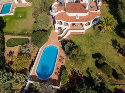 an overhead view of a house with a swimming pool at Villa Eloah - Magnifique villa portugaise rénovée vue mer in Carvoeiro