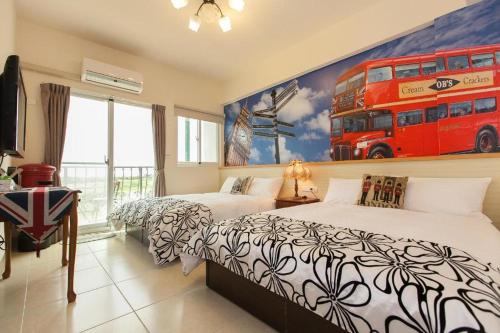 a bedroom with two beds and a double decker bus mural at 海洋柔情-旅遊補助-日租 包棟-親子 寵物友善 溜滑梯 海洋公園 沙灘車 天空之鏡 in Jian